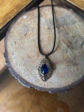 Vintage-Style Blue Gem Pendant Necklace - Elegant Women's Jewelry